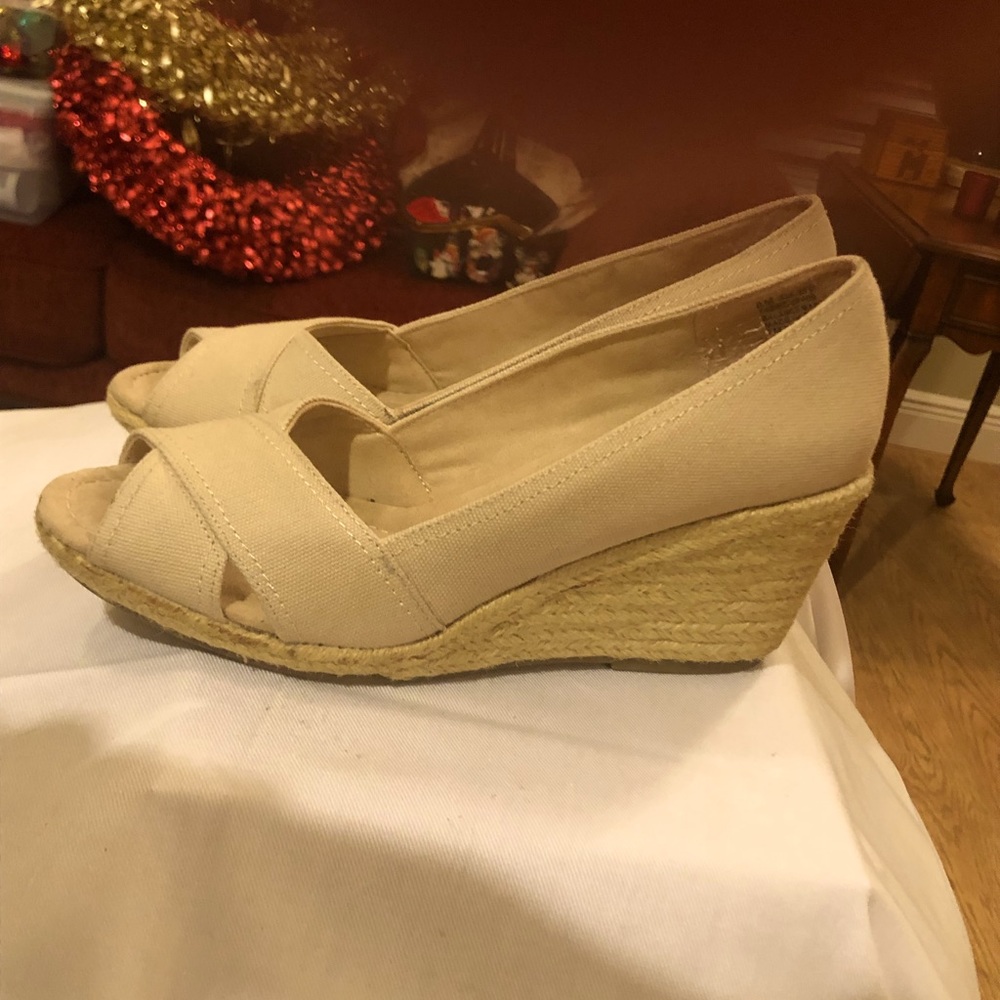 ST John’s Bay cream,Woman’s Wedge Heels,Size 8M